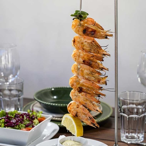 Aldeia da Pedralva: Hanging shrimp skewer with lemon and dipping sauce, side salad, and drinks.