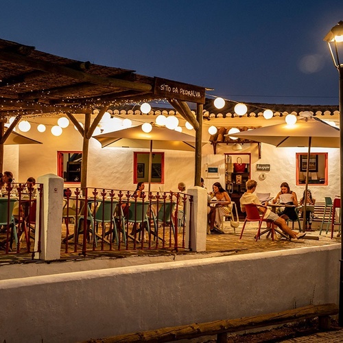 a restaurant with a sign that says sitio da pereira