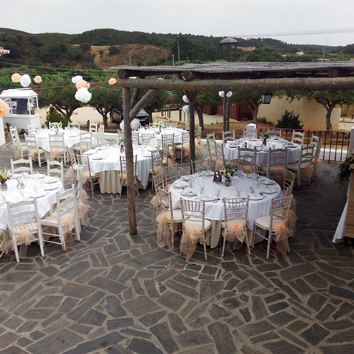 las mesas y sillas están decoradas para una boda