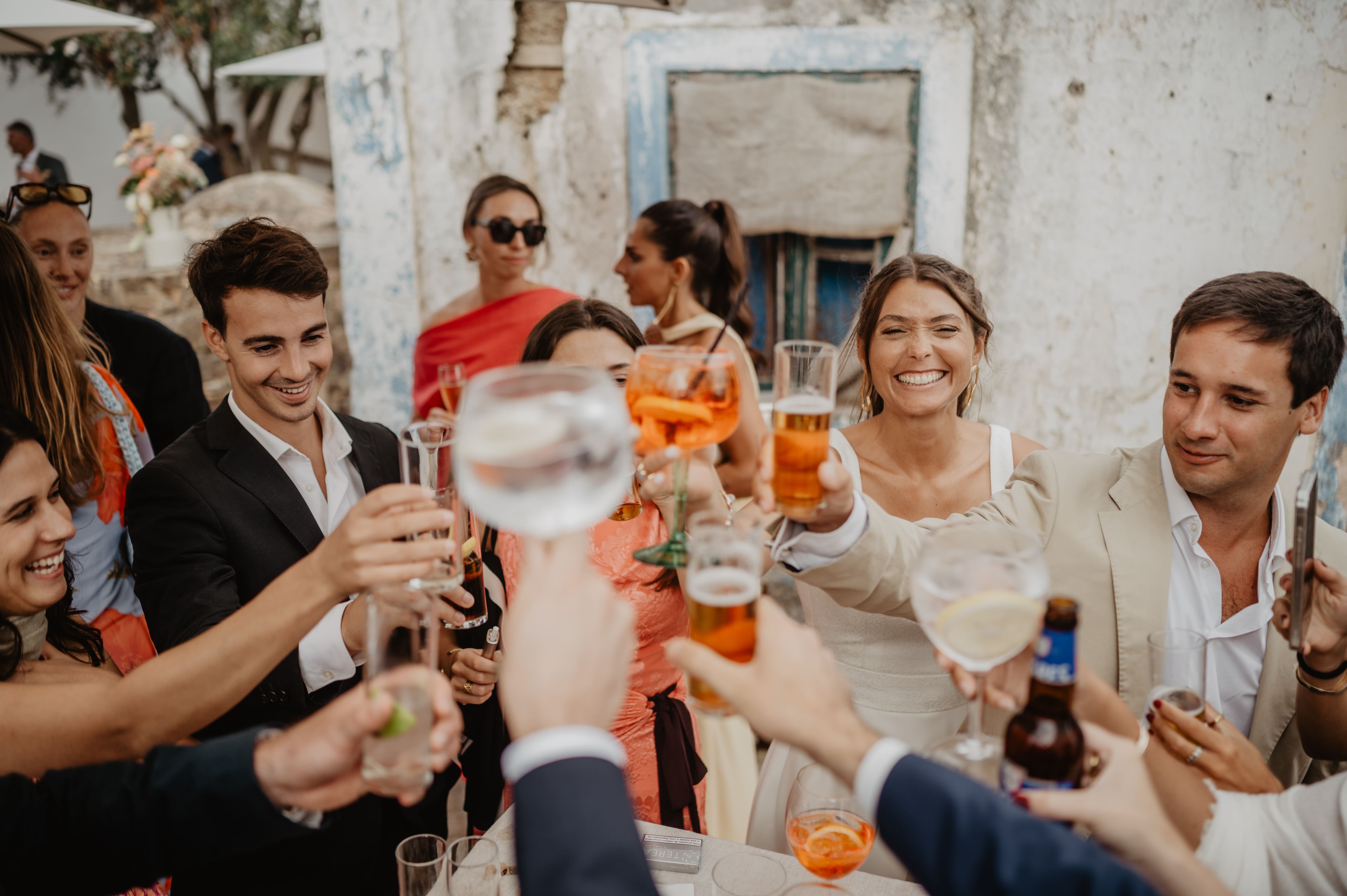 Cenário de evento ao ar livre em Aldeia da Pedralva, mesas de casamento decoradas sob pérgola rústica.