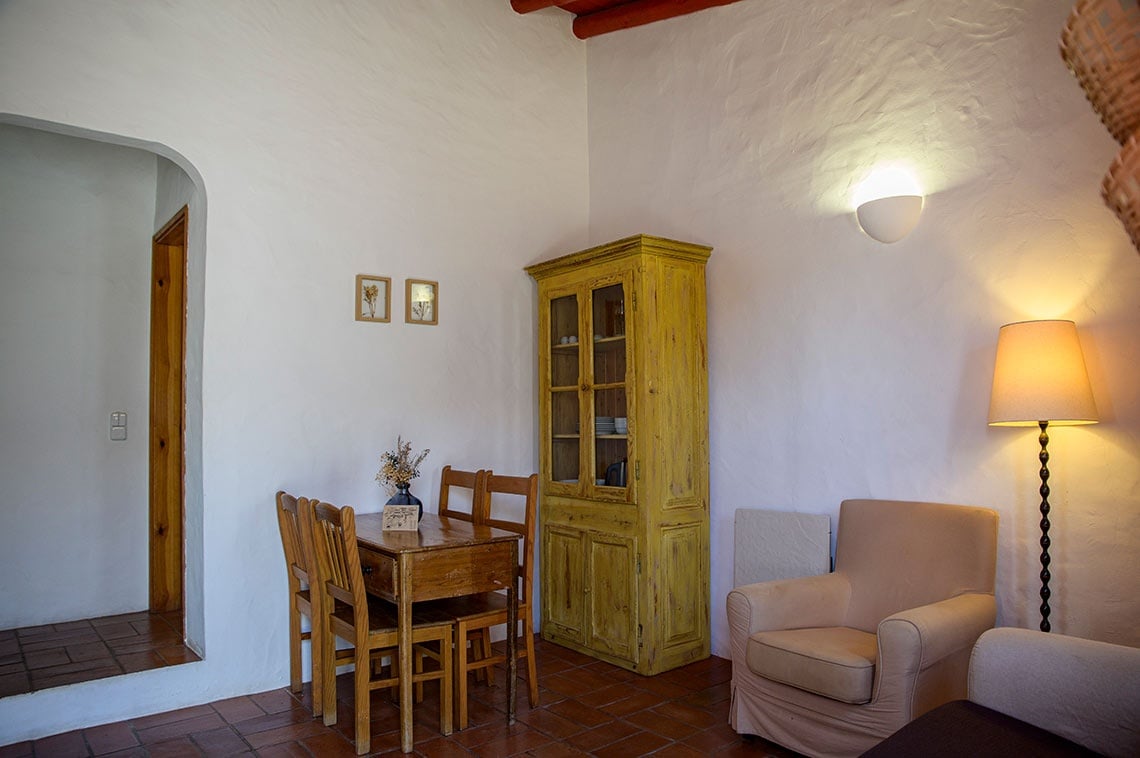 Sala de estar aconchegante na Aldeia da Pedralva com móveis rústicos.
