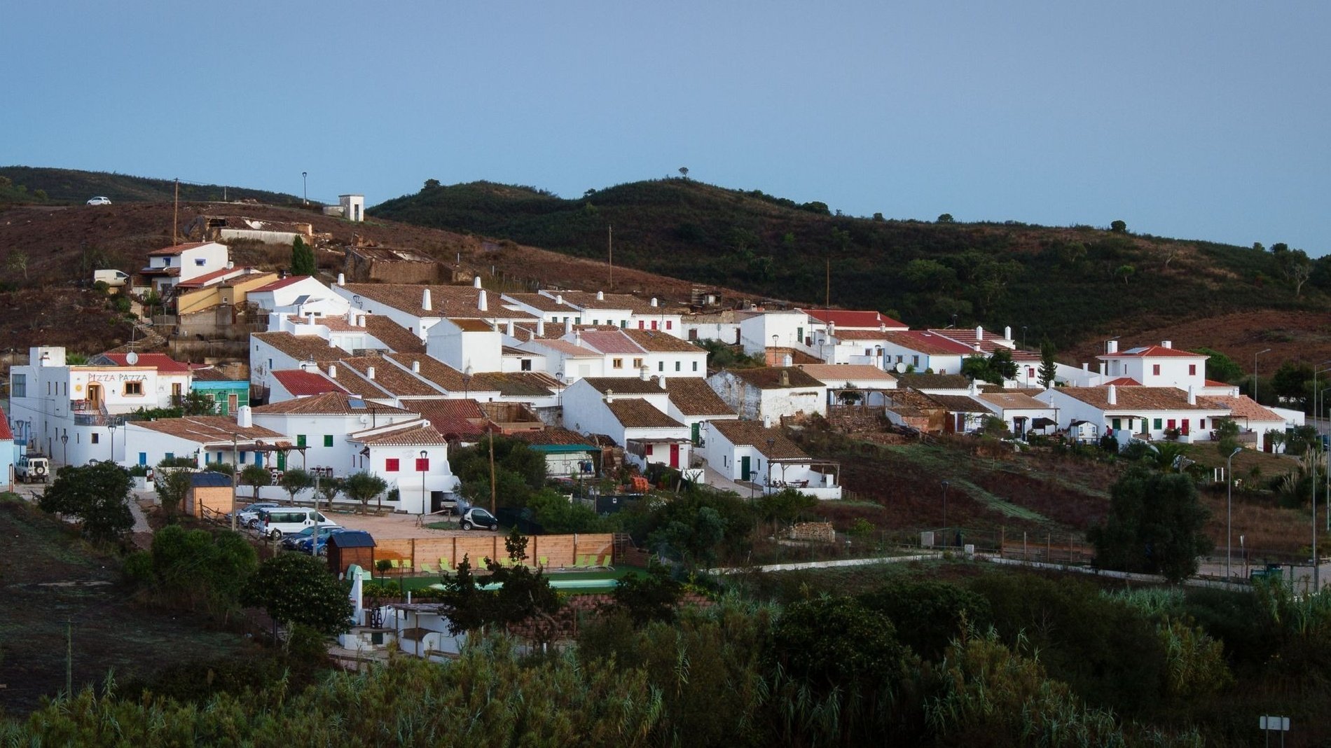 un pequeño pueblo con muchas casas blancas y techos rojos