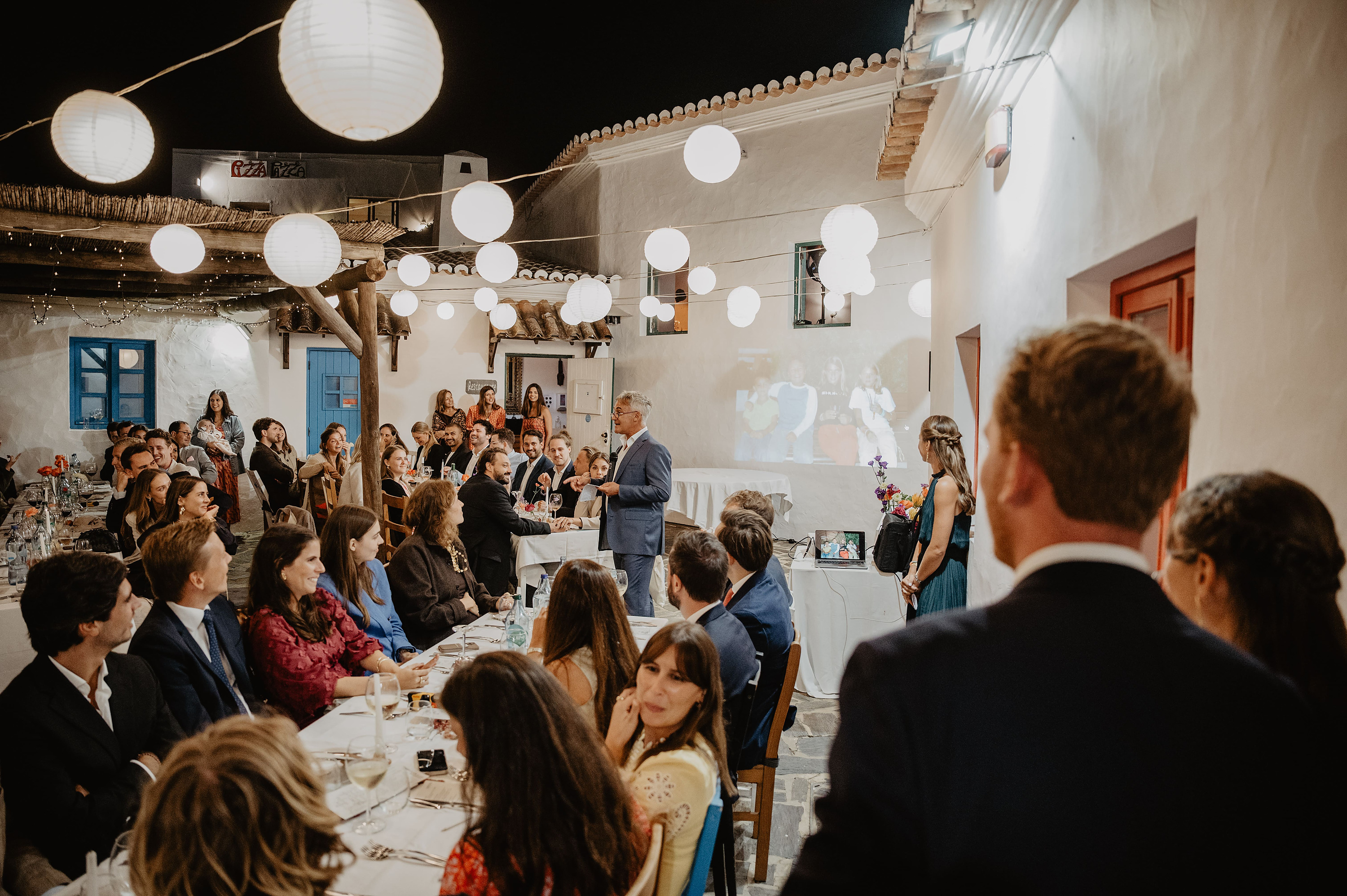 Celebre seu evento em um hotel deslumbrante com lanternas e projeção de Aldeia da Pedralva.