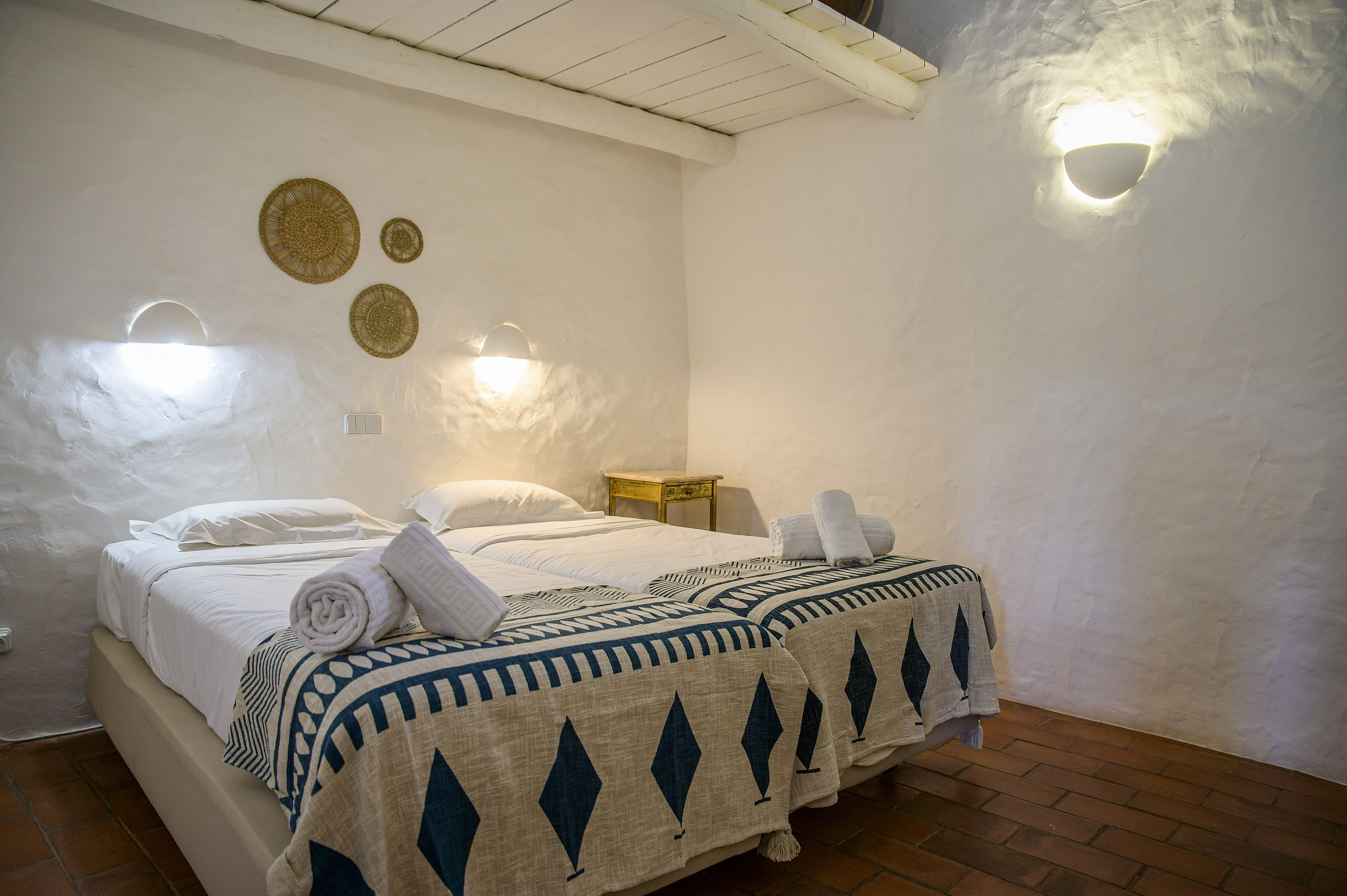 Aldeia da Pedralva: Cama de solteiro em quarto de hotel com decoração rústica e piso de terracota