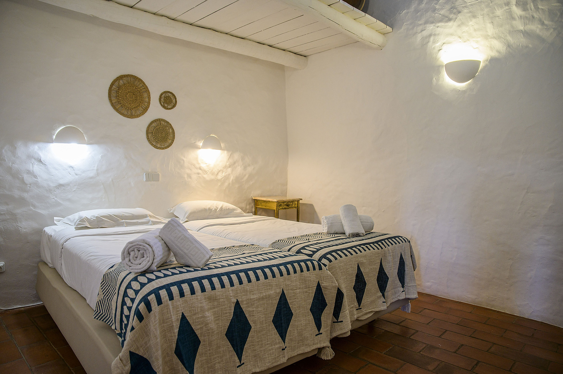Aldeia da Pedralva: Cama de solteiro em quarto de hotel com decoração rústica e piso de terracota