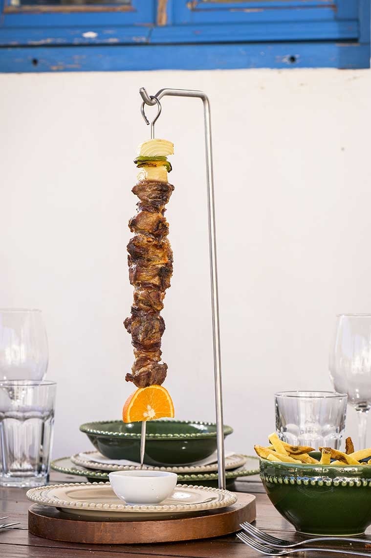 Experiência gastronómica na Aldeia da Pedralva: espetada de carne, ananás grelhado e molho.