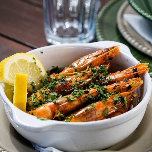 Delicious garlic shrimp with lemon and parsley, a taste of Aldeia da Pedralva.