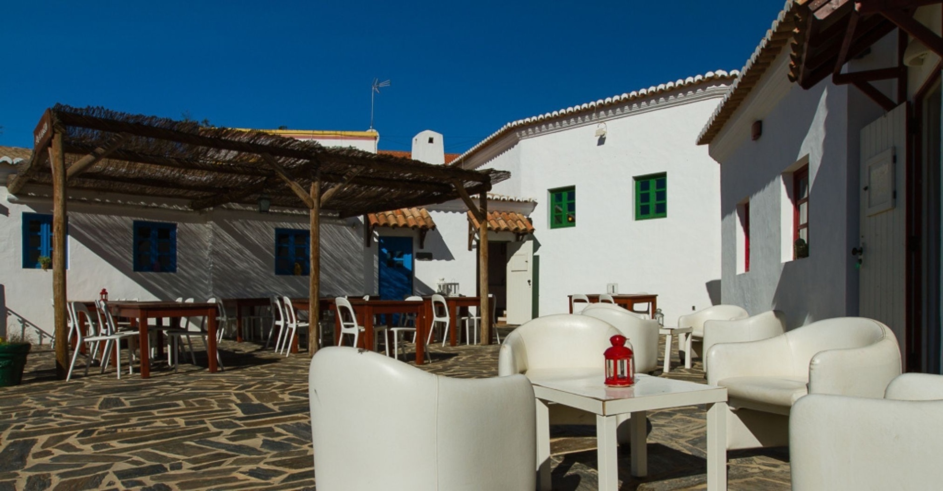 un patio con mesas y sillas y una linterna roja