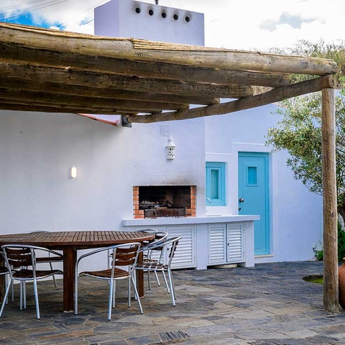 Aldeia da Pedralva: Outdoor dining area with barbecue, table, chairs, and rustic charm.