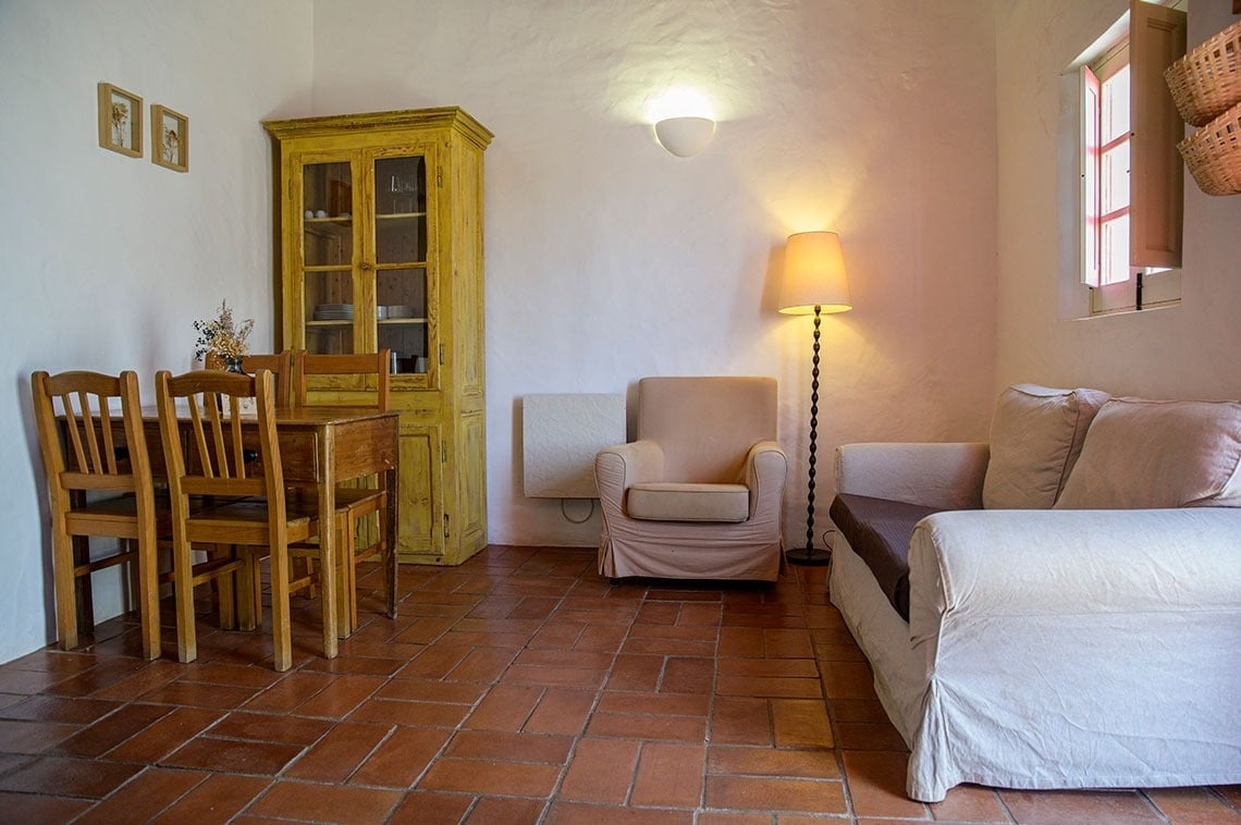 una sala de estar con una mesa y sillas y un sofá