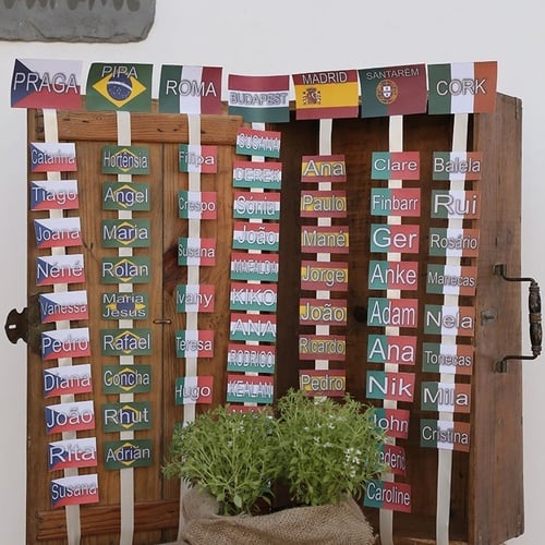 una puerta de madera con tarjetas de nombres y banderas de diferentes países