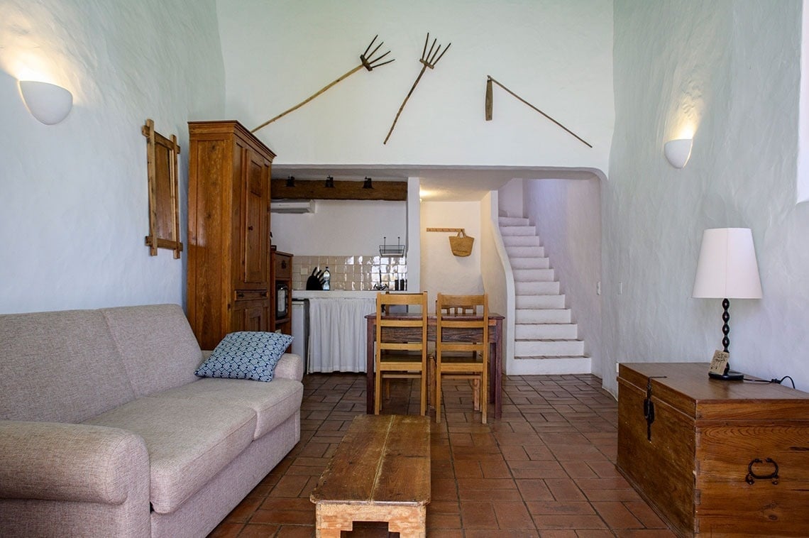 una sala de estar con un sofá y una mesa y sillas