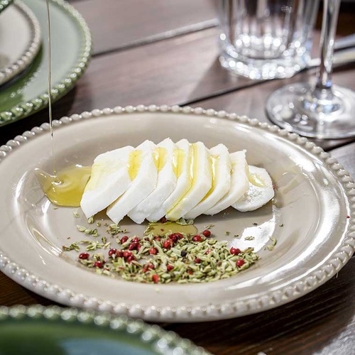Aldeia da Pedralva: Fresh mozzarella with olive oil and herbs on a rustic plate.