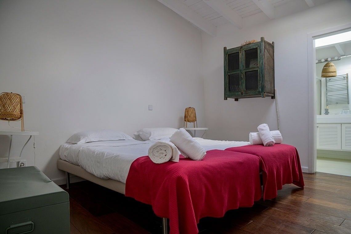 una habitación con dos camas y un armario en la pared