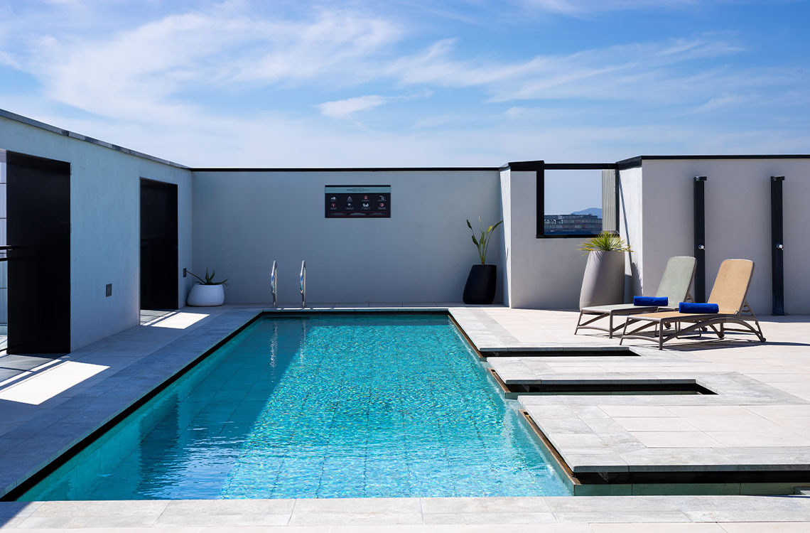 Alexandre Corporativa: Rooftop pool with lounge chairs and city views.