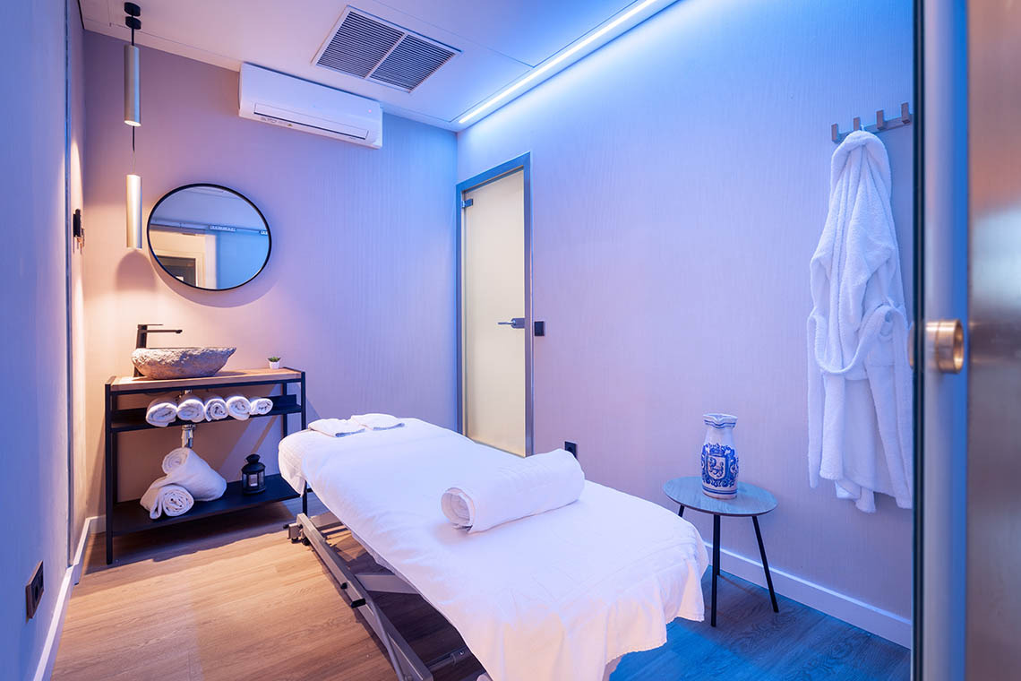 Salle de massage relaxante avec éclairage apaisant à l'Alexandre Corporativa.