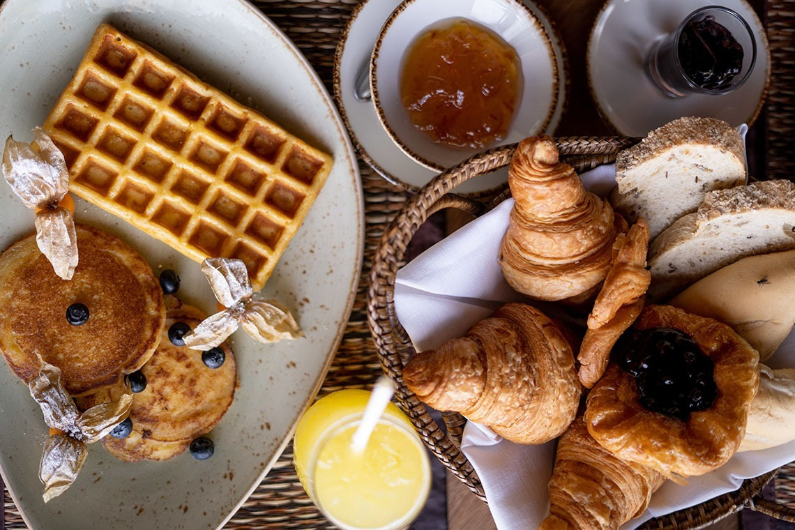 Petit déjeuner exquis à l'Alexandre Corporativa: gaufres, pancakes, viennoiseries, confitures et jus.