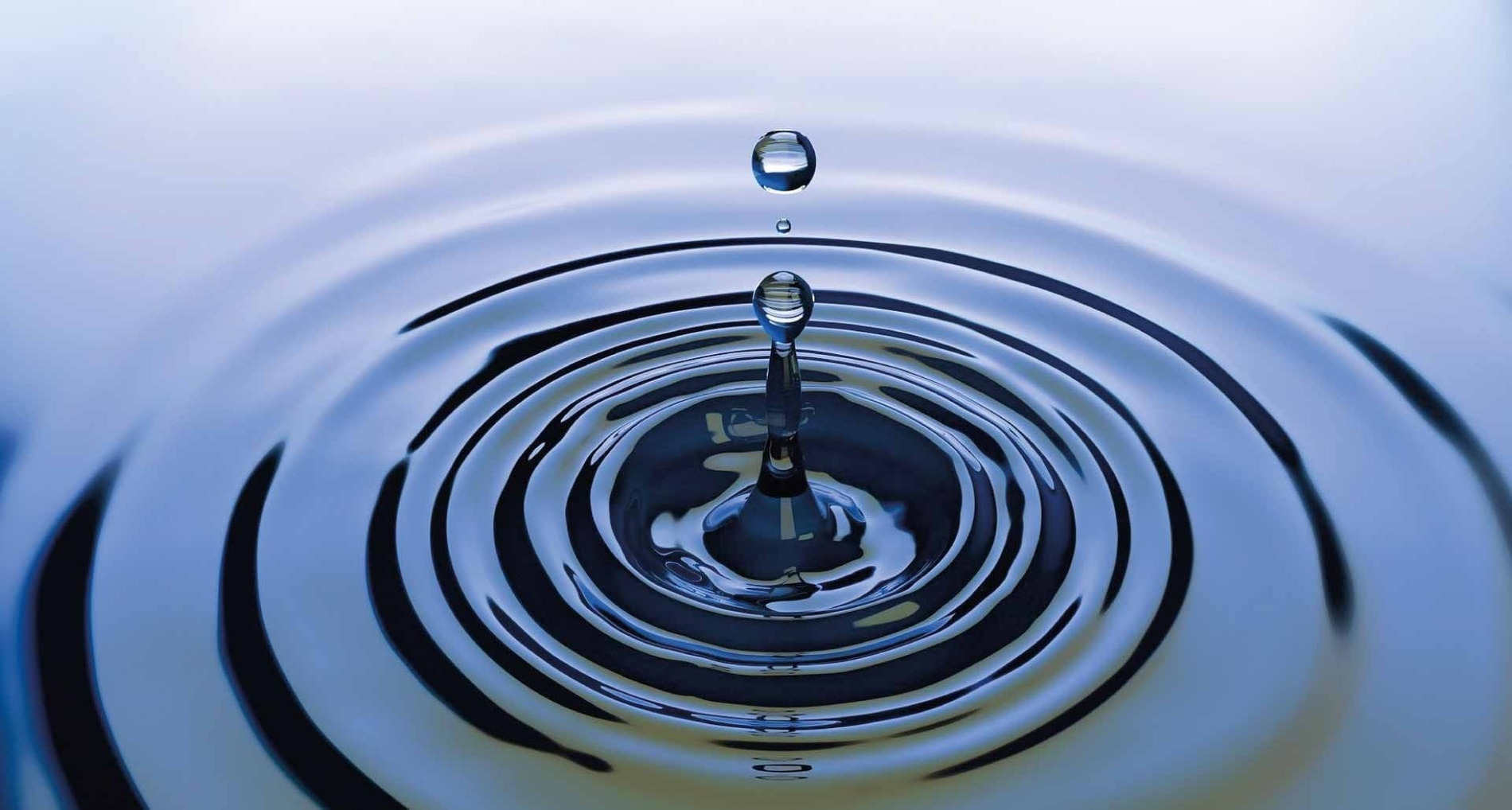 Klarer Wassertropfen erzeugt Wellen. Erleben Sie Transparenz bei Alexandre Hotels | Offizielle Website.