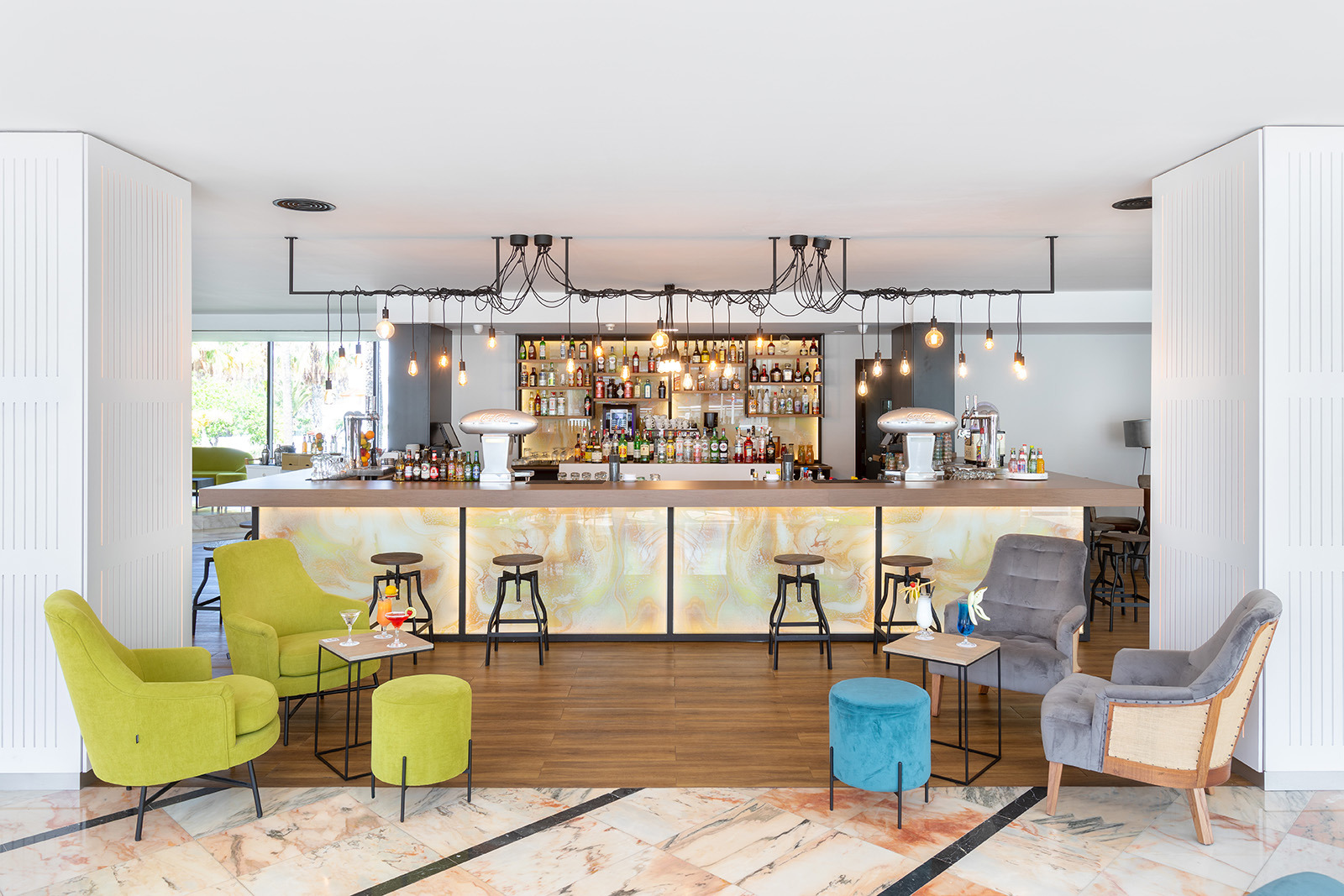 Alexandre Corporativa Bar: Moderne Sitzgelegenheiten und eine gut sortierte Bar.