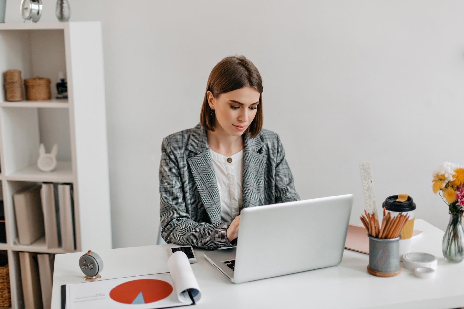 Femme travaillant sur laptop. Contact Alexandre Hotels pour affaires à Barcelone & Canaries.