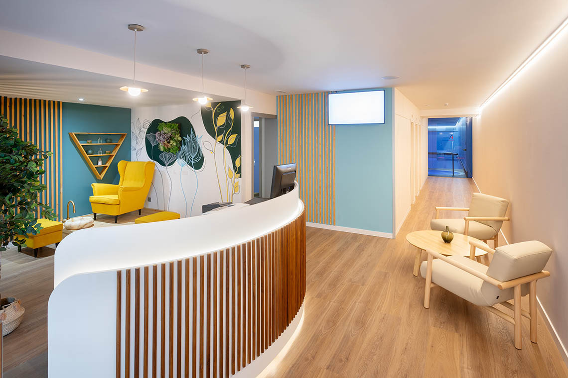 Recepción y sala de espera de Alexandre Corporativa, diseño contemporáneo con toques naturales y vibrantes.