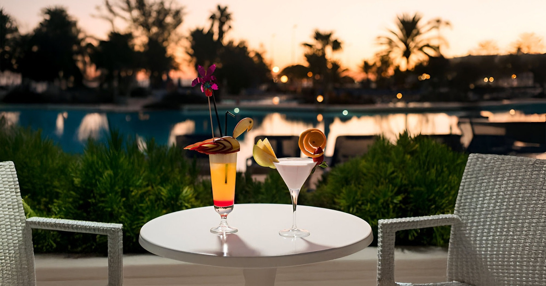 Entspannte Abendstimmung mit Cocktails am Pool im Alexandre Corporativa Resort.
