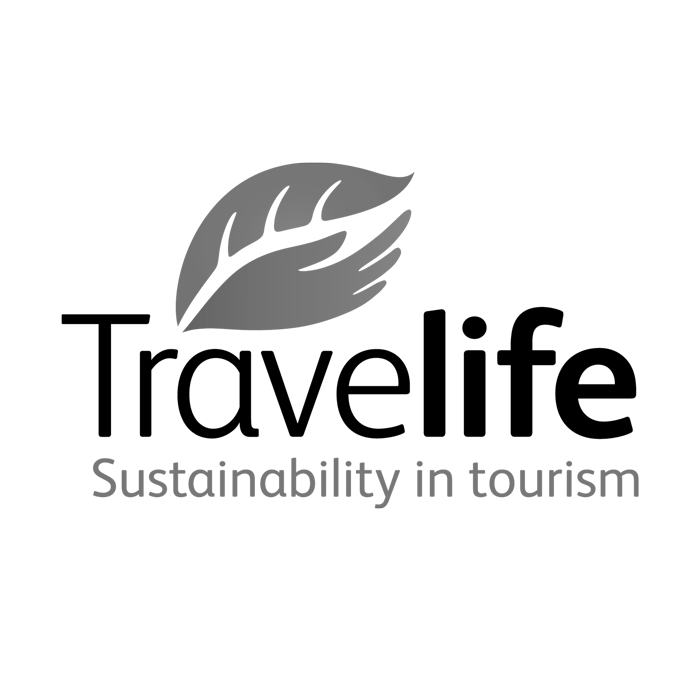 Logo "Sustainability in tourism" avec feuille et main, illustrant l'engagement durable d'Alexandre Corporativa.