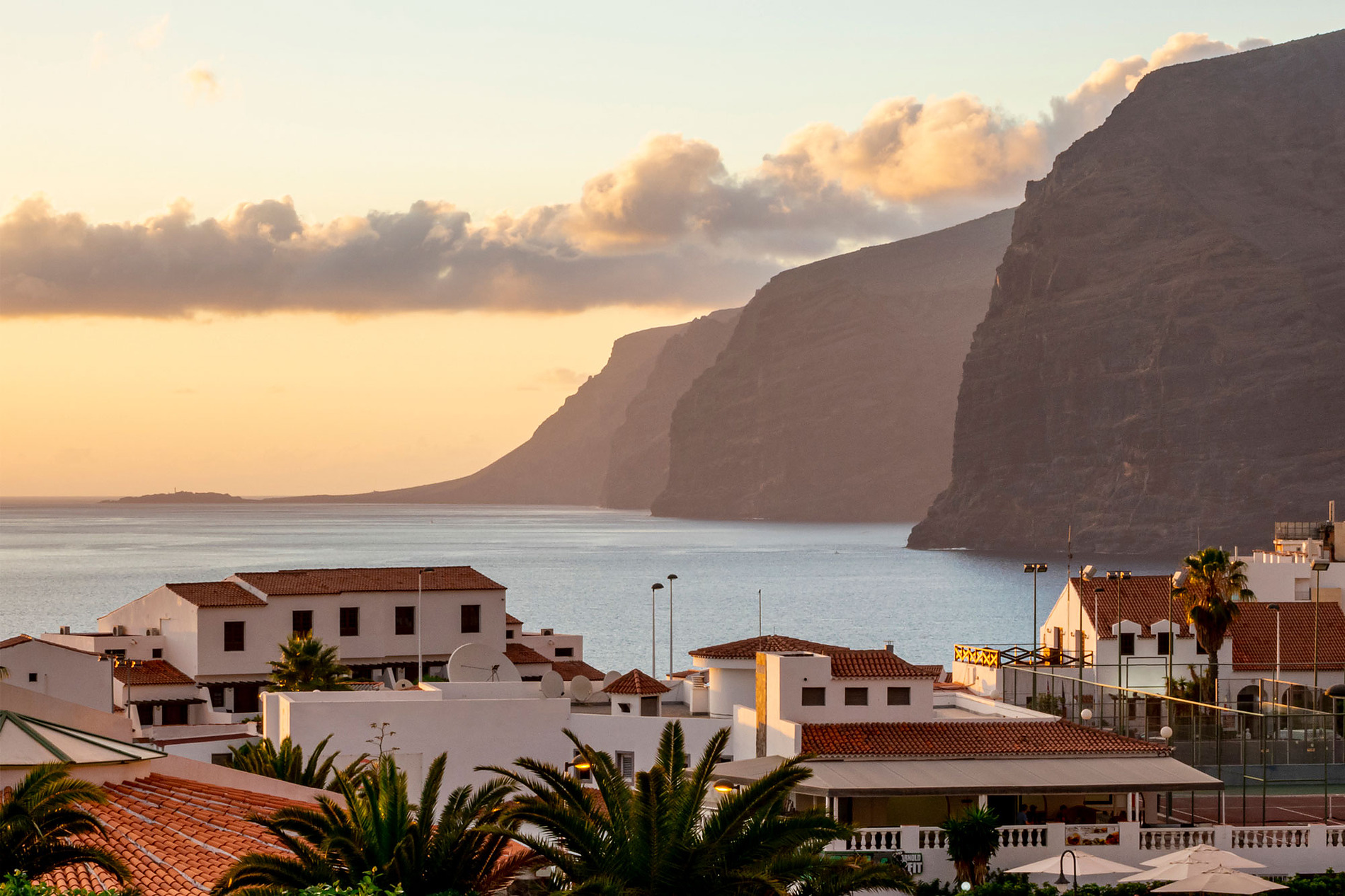 Clear water drop and ripples, embodying Transparency | Alexandre Hotels' commitment to clarity.