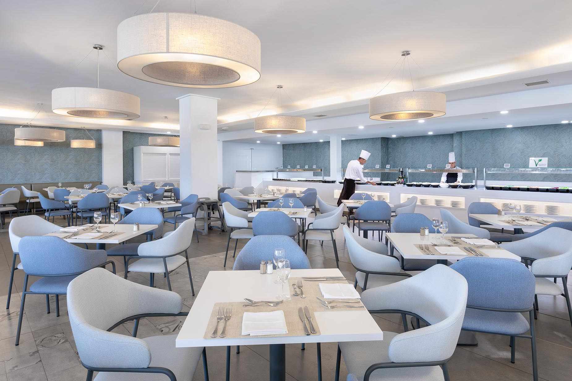 Geräumiger Speisesaal mit großen Lampen und Tischen für das Alexandre Teguise Playa | 4-Sterne-Hotel auf Lanzarote.