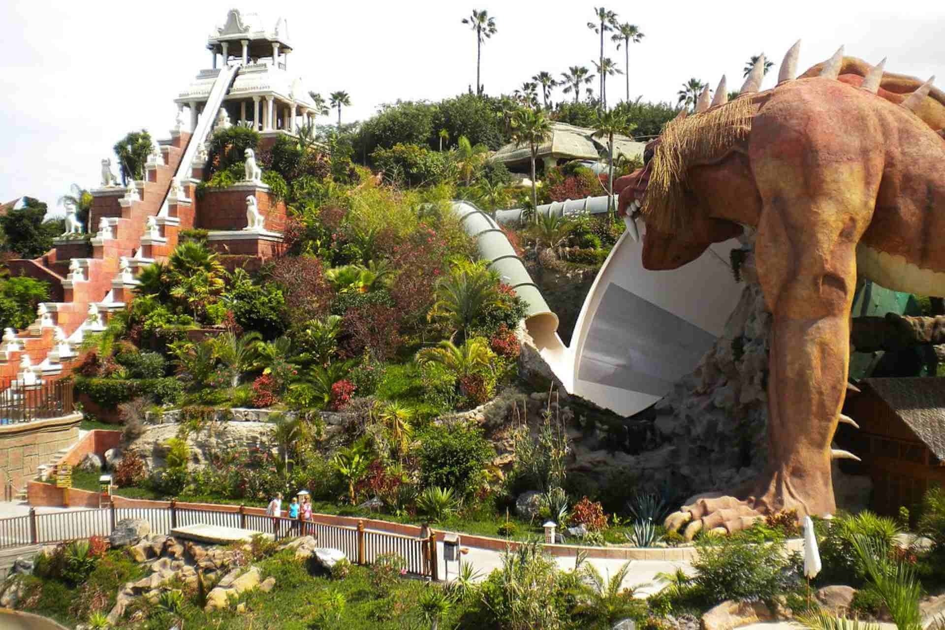 Parc aquatique Alexandre Corporativa avec toboggans géants, dragon mythique et temple. Destination de rêve tropicale.