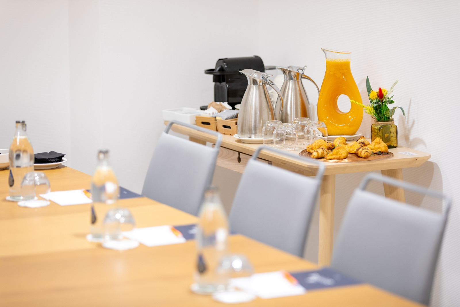 Petit-déjeuner d'affaires Alexandre Corporativa avec jus et viennoiseries.