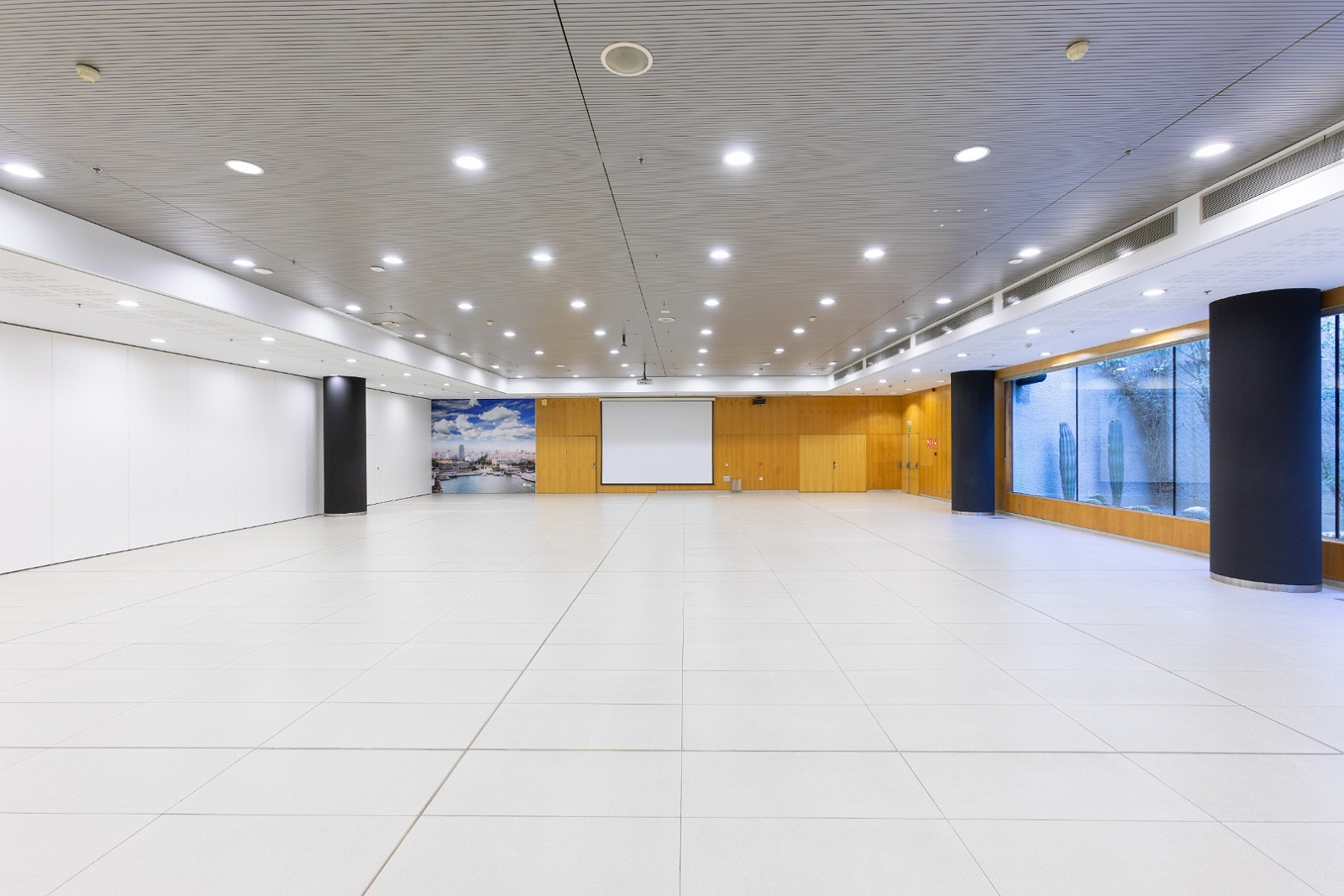 Espace événementiel spacieux et lumineux, idéal pour vos événements d'entreprise Alexandre Corporativa.