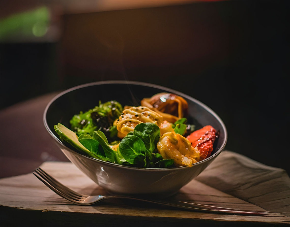 Bol santé Alexandre Corporativa : avocat, légumes et protéines. Un plat frais et gourmand.