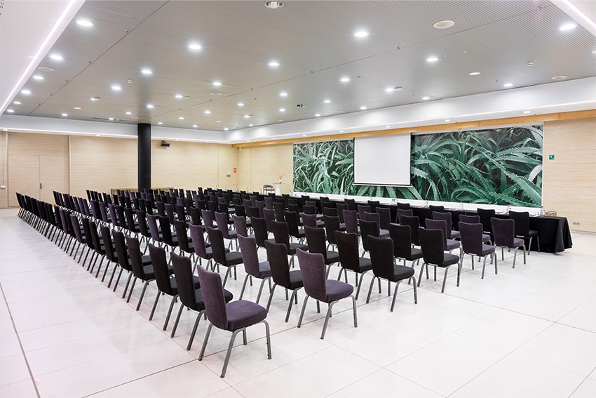 Sala de conferencias en Alexandre Fira Congress, hotel de 4 estrellas en Barcelona.