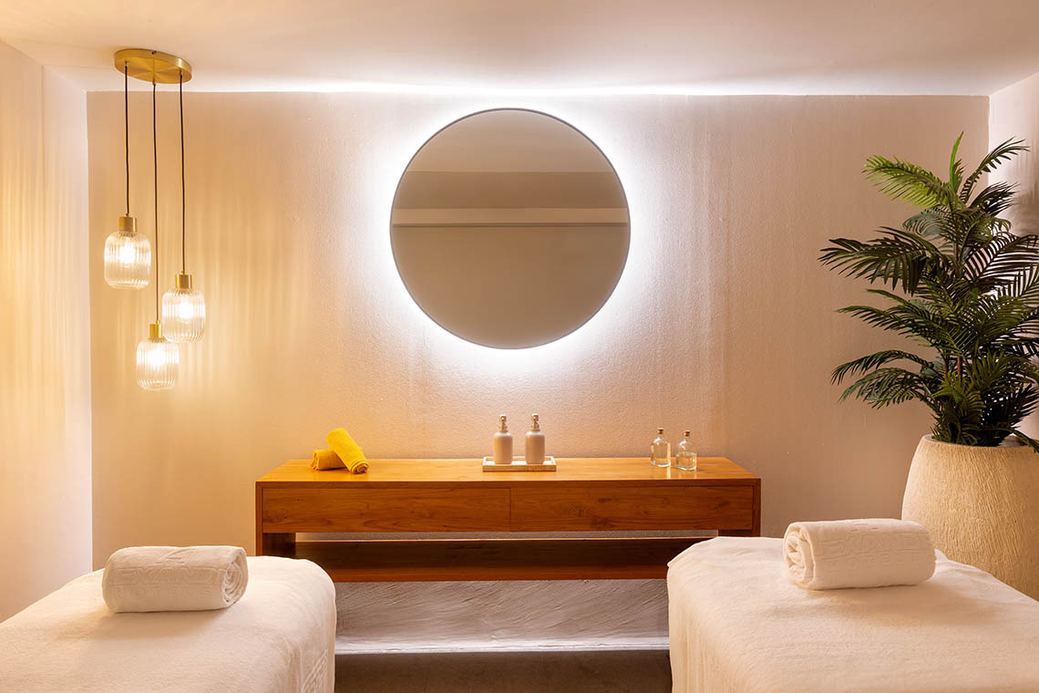Spa moderno Alexandre Corporativa: camillas, espejo iluminado y ambiente relajante.