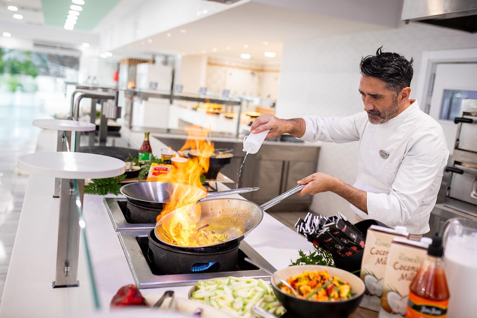 Chef de Alexandre Corporativa dando el toque final a un plato gourmet con precisión.