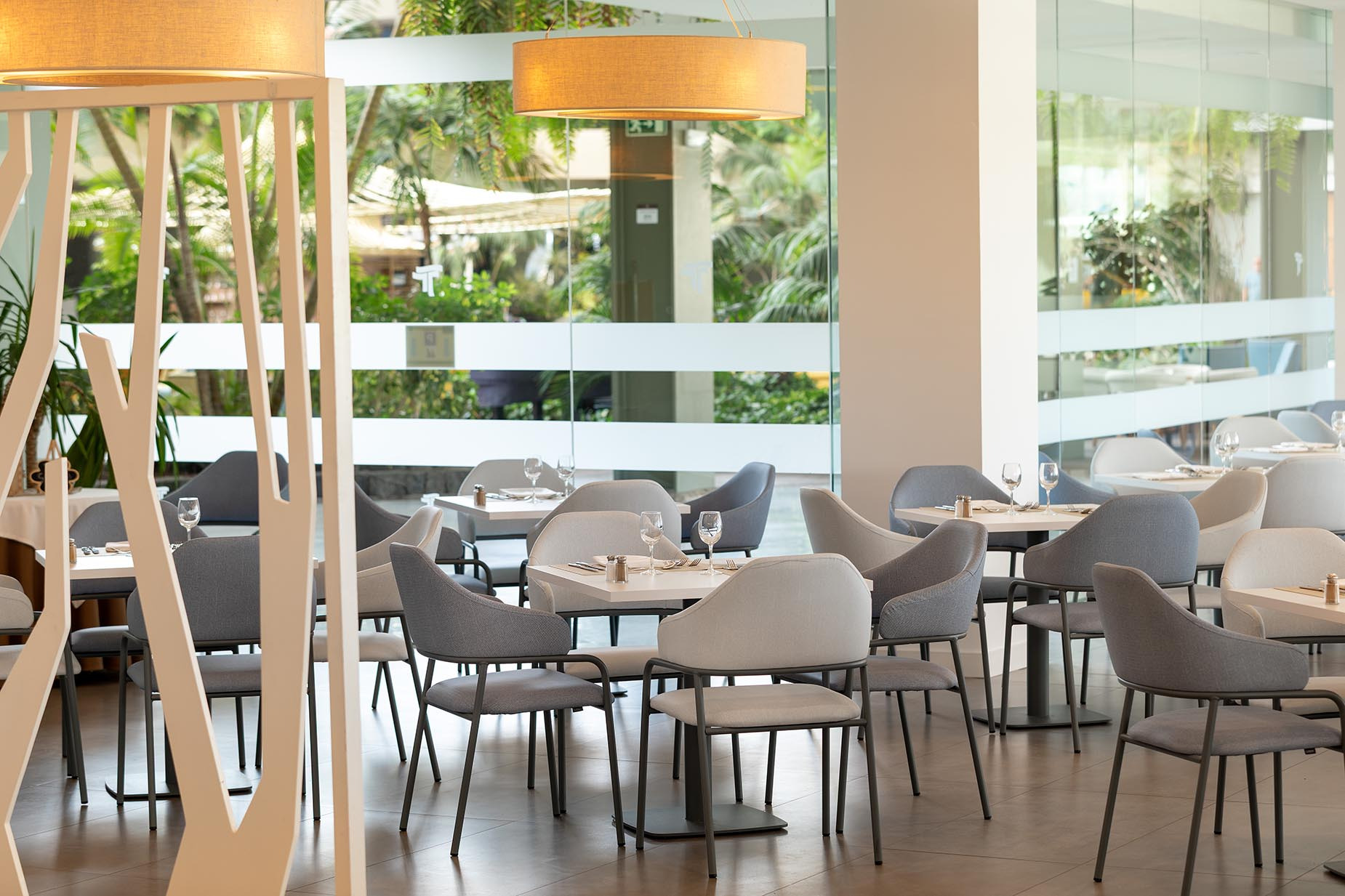 Alexandre Corporativa: Helles Glasrestaurant mit Meerblick, Palmen & mediterranem Flair.