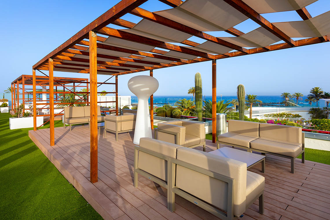 Terrasse de luxe : sofas, cactées et vue mer à Alexandre Gala | Hôtel 4* sud Ténérife