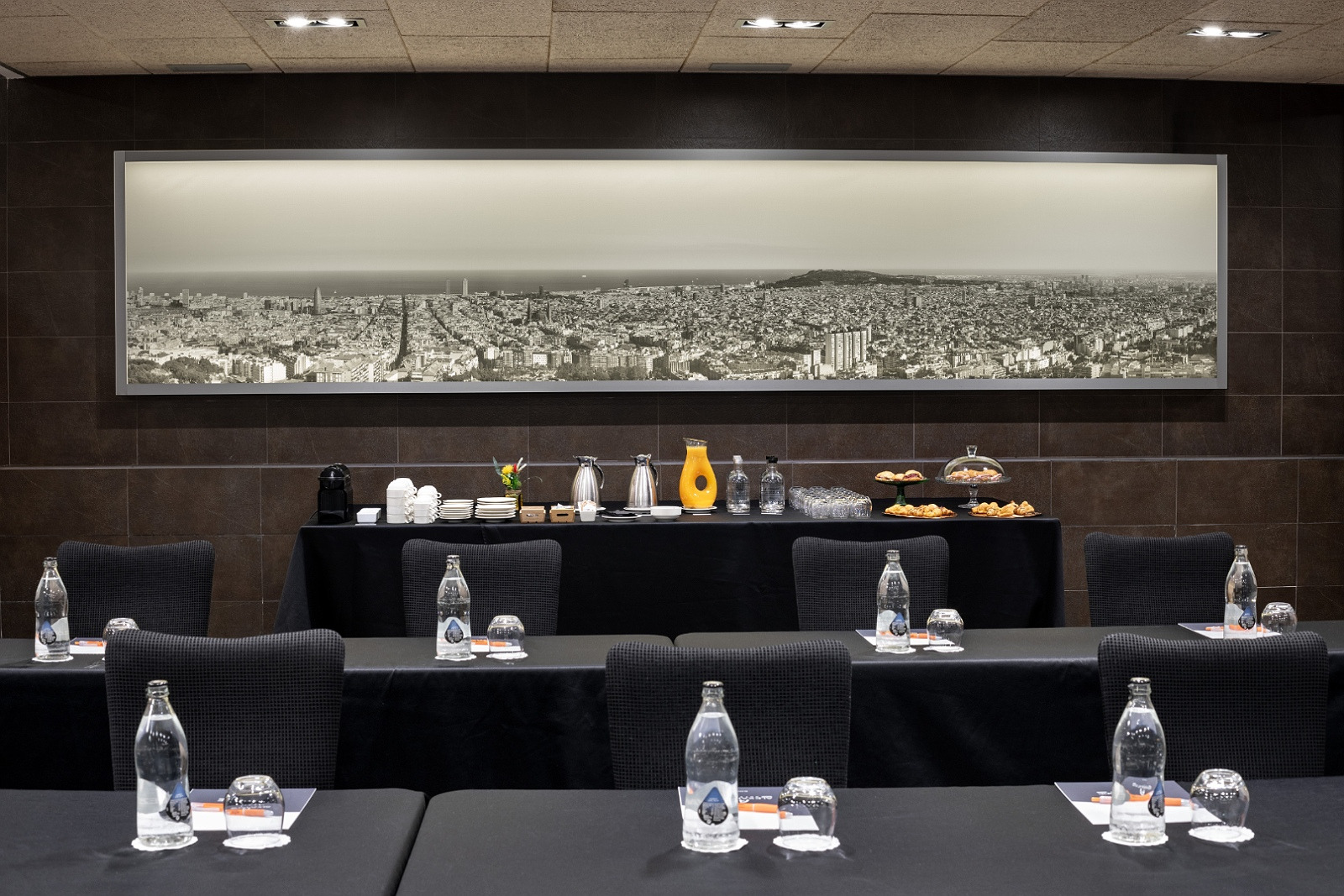 Salle de conférence Alexandre Corporativa avec vue sur la ville, eau et collations.