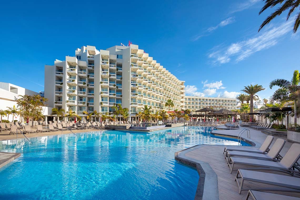 Alexandre Troya | 4-star hotel in Playa de las Américas: hotel pool and building.