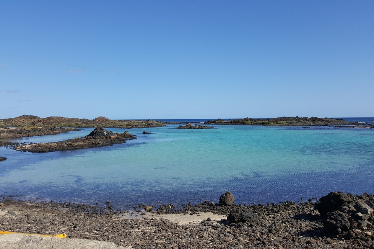 Paisaje costero rocoso con calas de aguas turquesas, un entorno natural único para Alexandre Corporativa.