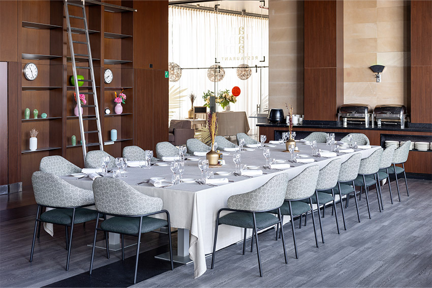 Comedor elegante del Hotel Alexandre Fira Congress, Barcelona, con mesa larga y sillas modernas.