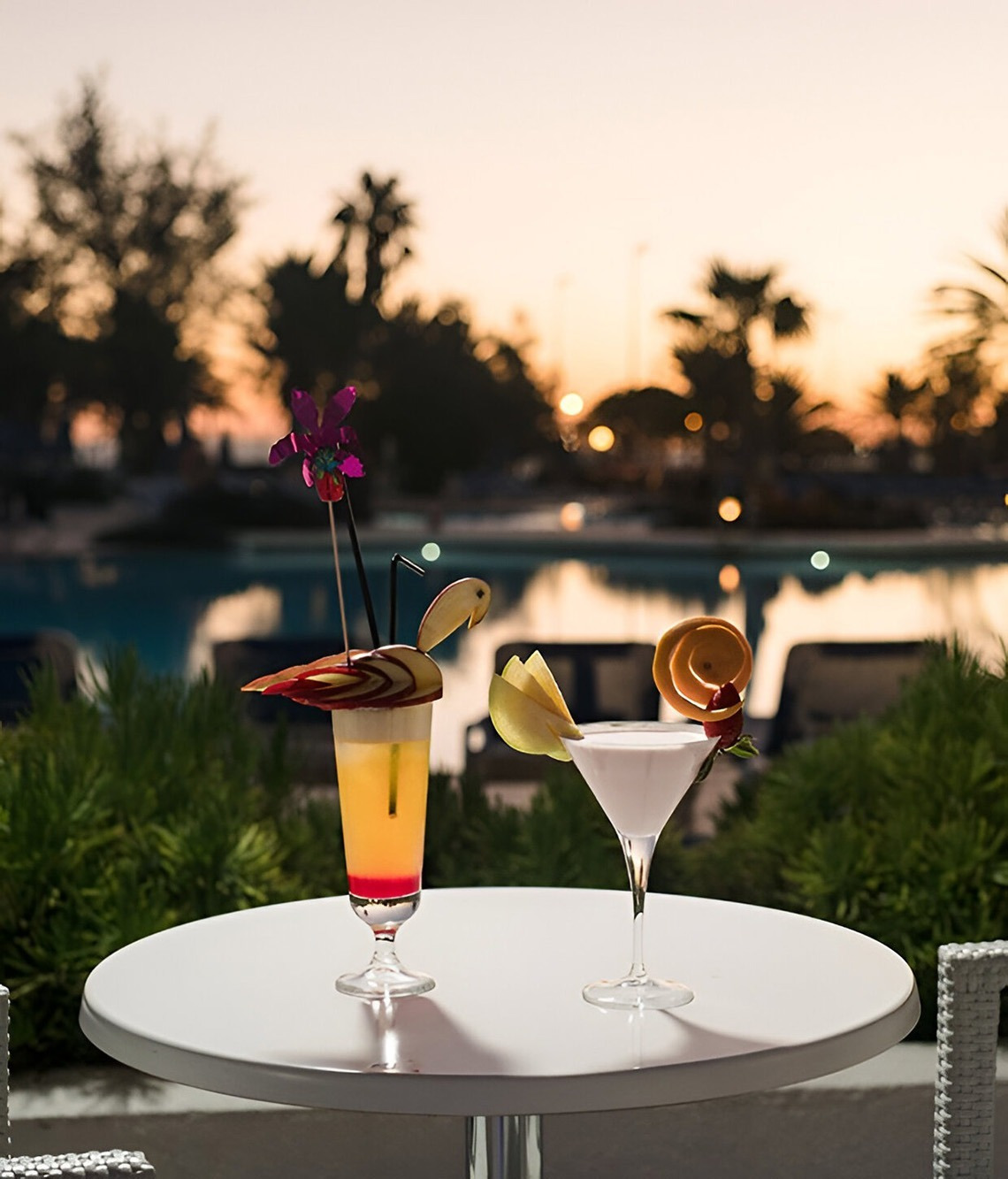 Zwei Cocktails am Pool bei Sonnenuntergang für einen entspannten Abend im Alexandre Hotel.