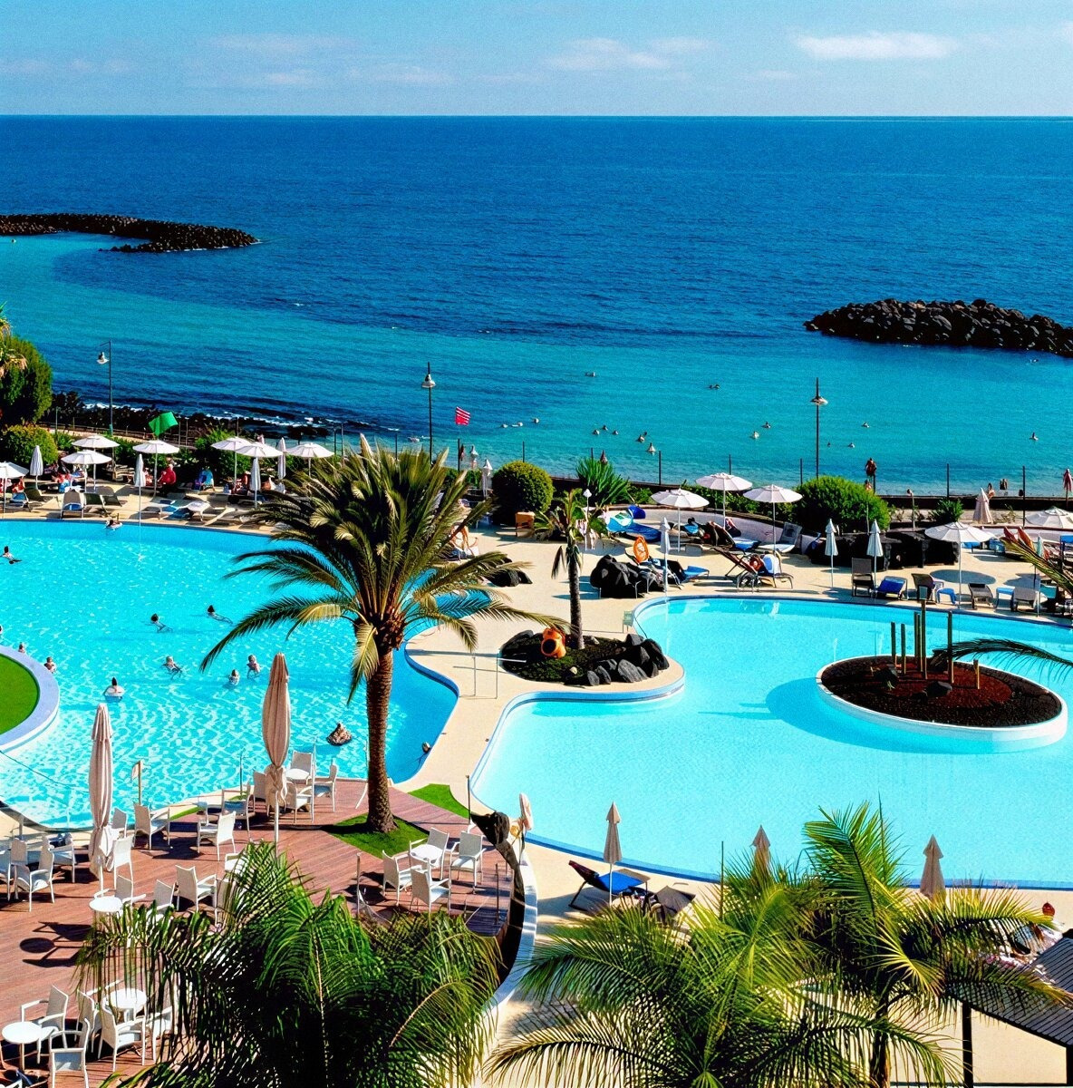 Piscina de lujo de resort con vista al mar. Ideal para estancias corporativas en Alexandre Resort.