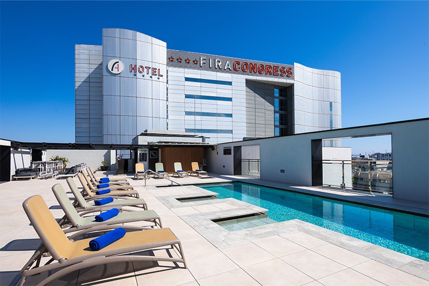 Piscina y zona lounge en Alexandre Fira Congress, hotel 4 estrellas Barcelona.