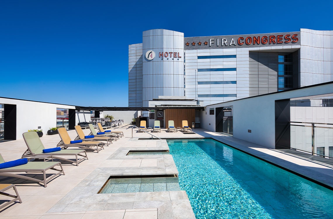 Alexandre Corporativa hotel rooftop pool and lounge area with city views.