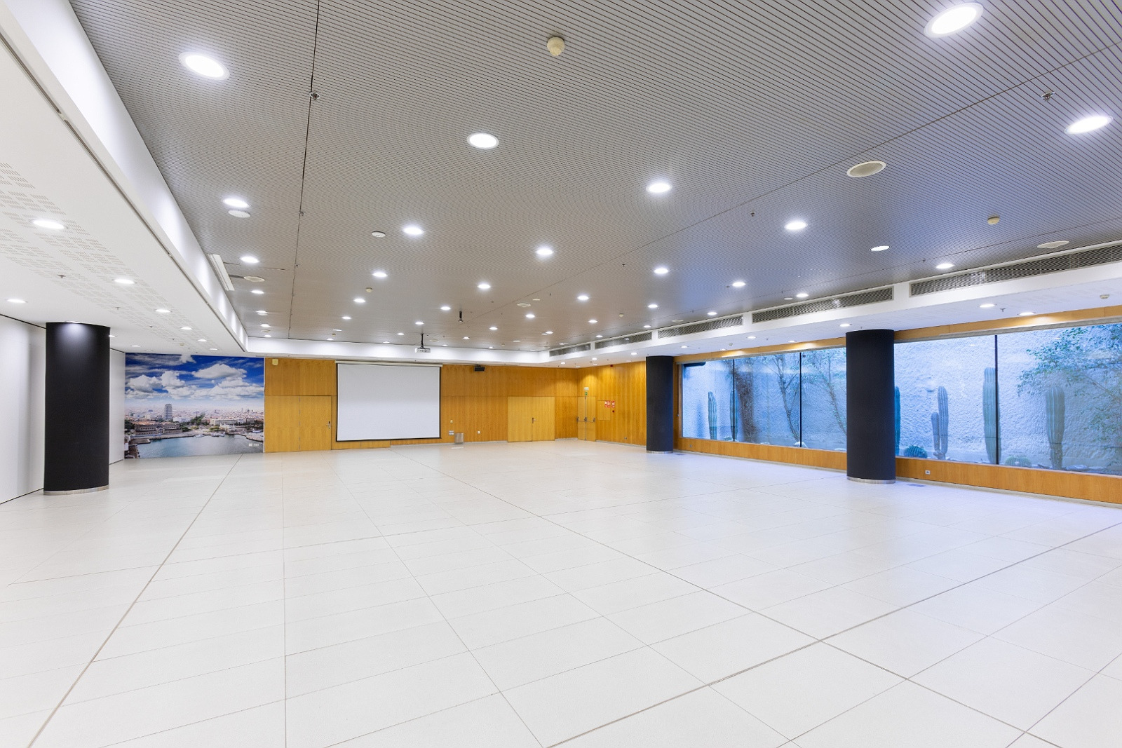 Espace événementiel Alexandre Corporativa spacieux et moderne avec projection.