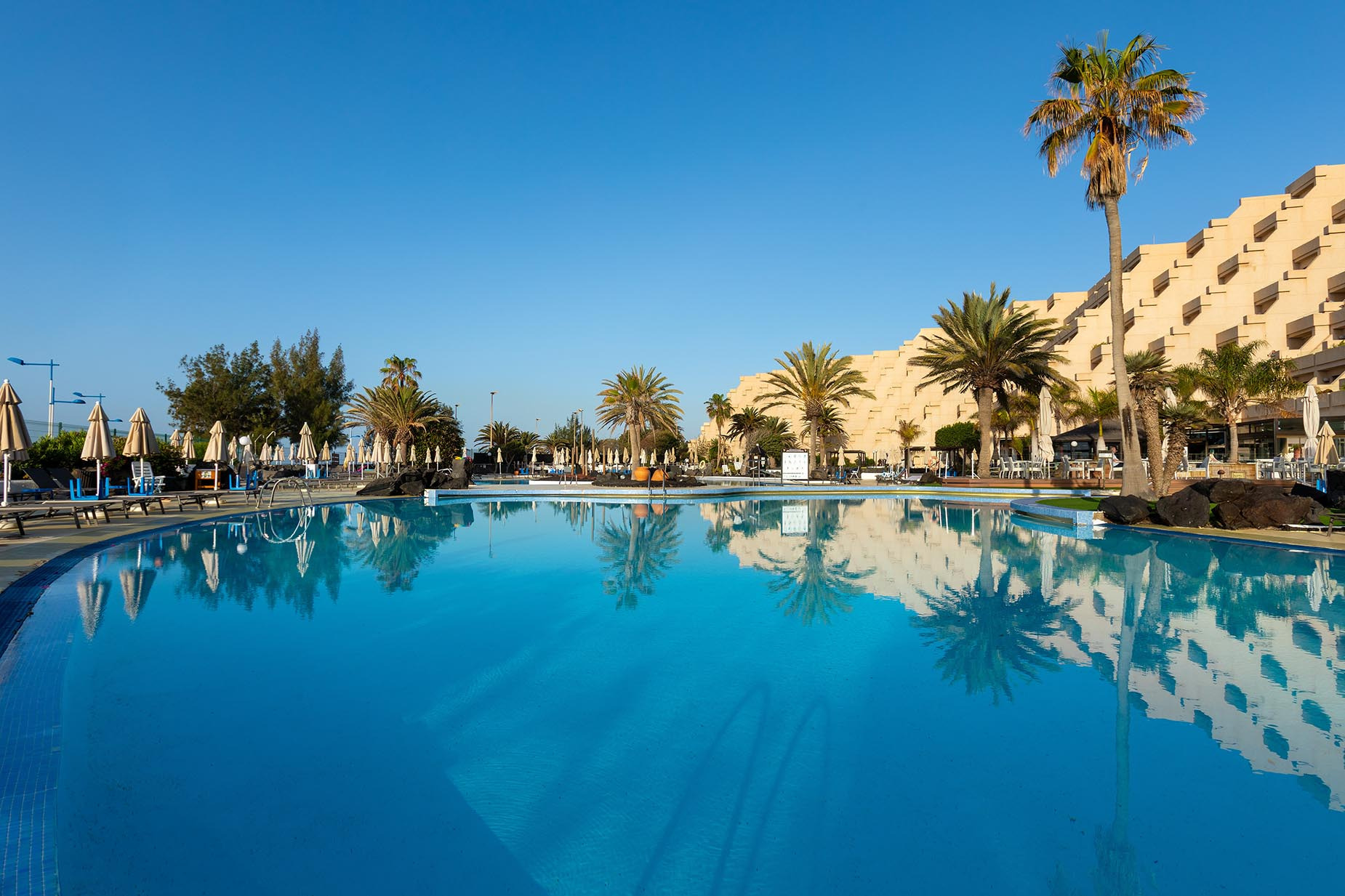 Großer Pool und Palmengarten im Alexandre Teguise Playa | 4-Sterne-Hotel auf Lanzarote.