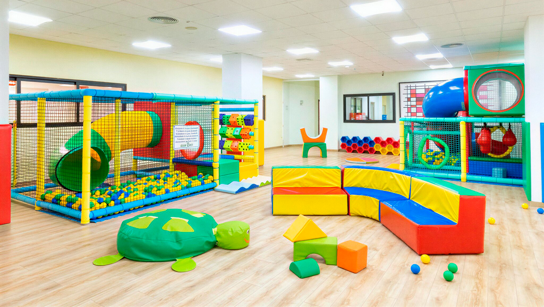 Bunter Indoor-Kinderspielplatz mit Bällebad, Rutschen und Softplay-Elementen im Magic Park des Alexandre Gala Hotels.