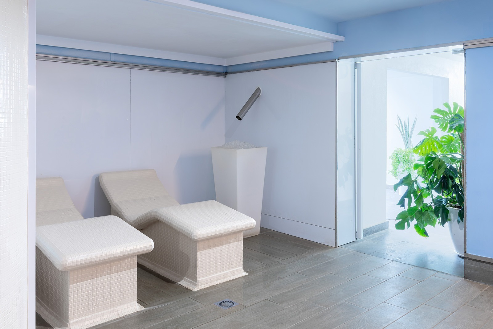 Zona de relajación spa Alexandre Corporativa: tumbonas, hielo y plantas para un ambiente sereno.